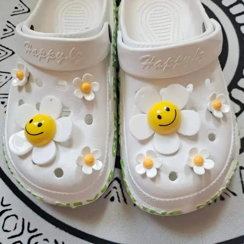 

Sunflower Croc Charms DIY Shoe Decoration Women Cute Smile Flowers Shoe Buckle Designer Summer Clogs Sandals Accessories Fashion