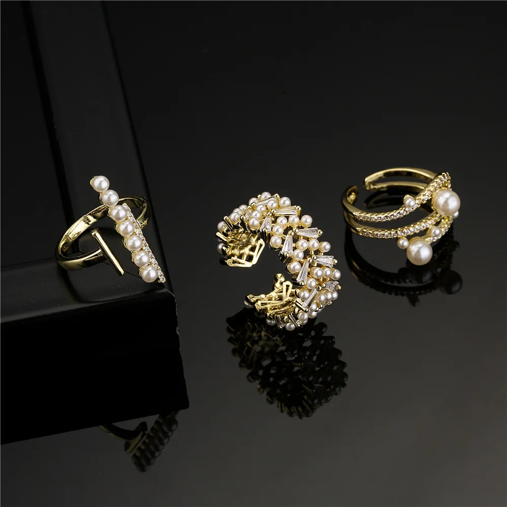 

Женское открытое геометрическое кольцо с имитацией жемчуга и цирконием