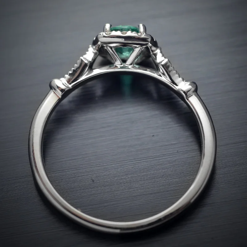 Женское Обручальное кольцо с фианитом серебряного цвета | Украшения и аксессуары