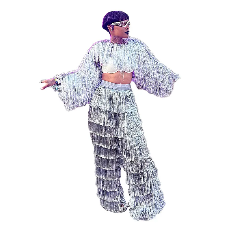 

Женская футболка с длинными рукавами и кисточками