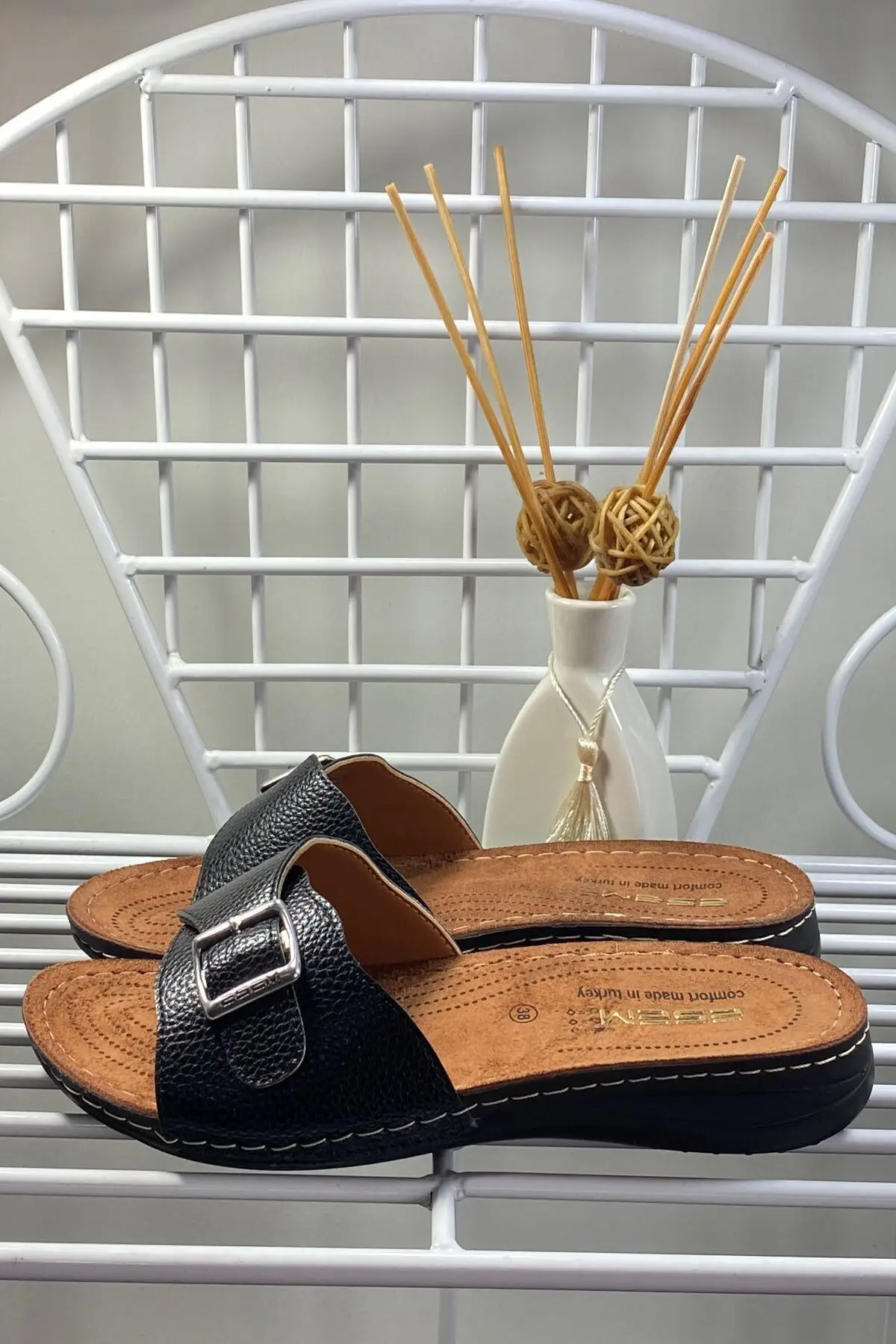 

Women's Black Slippers