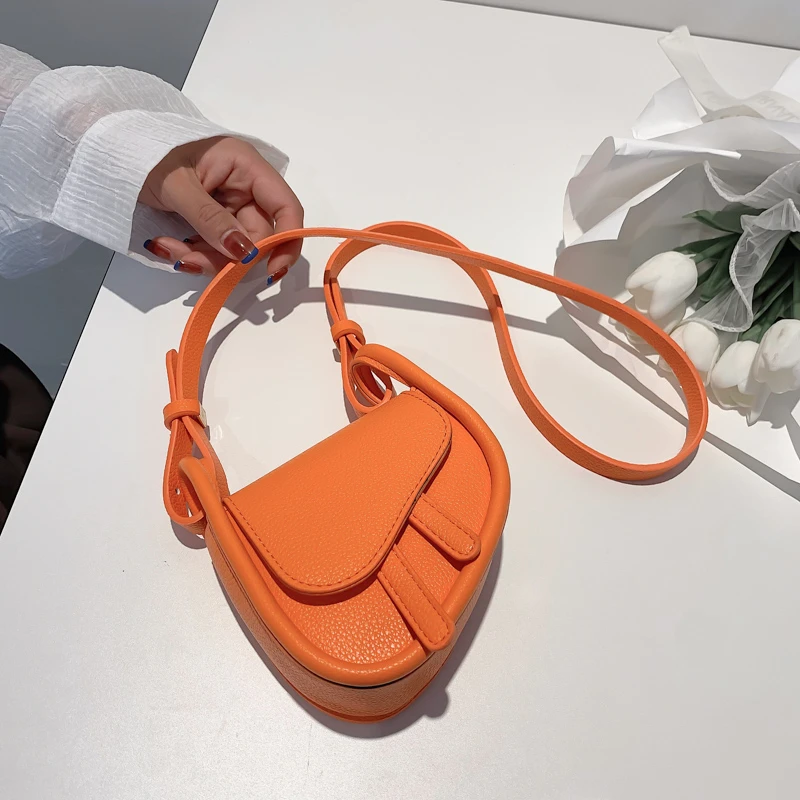 

GUTELINA Trendy Handbag Simple One-shoulder Messenger Bag All-match Women's Bag Lipstick Cosmetic Bag Solid Color Bags for Women