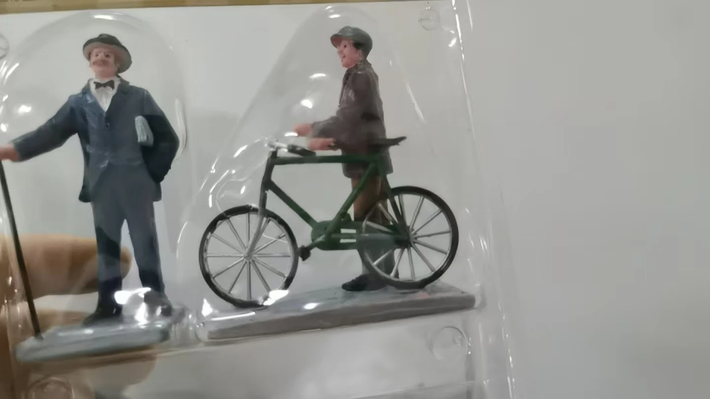 

Фигурка из смолы "Два мужчины с велосипедом"