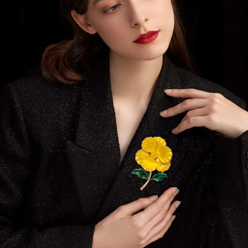 Женская корсажная брошь в виде цветка камелии красного и желтого цвета