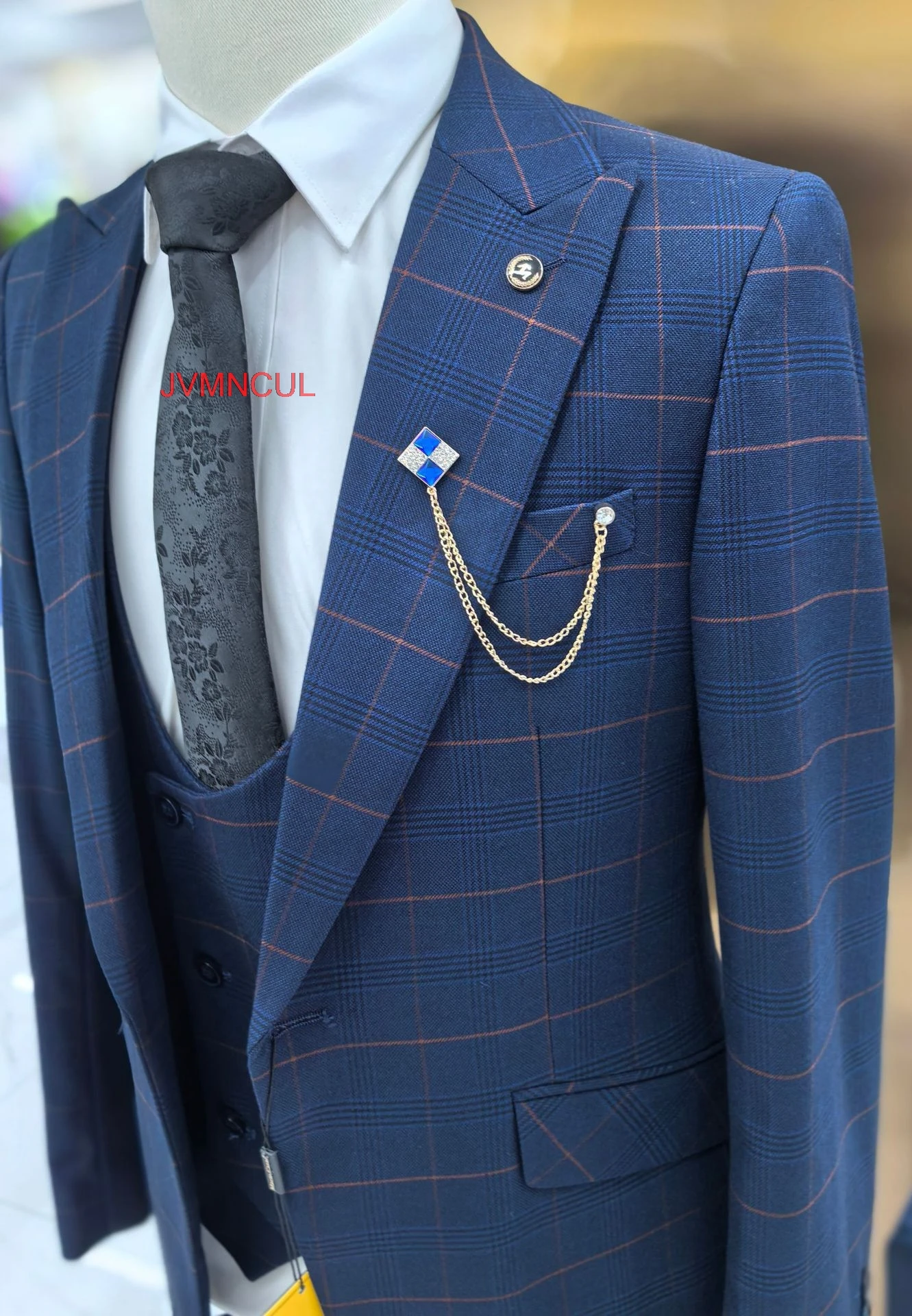 Белое красочное смокинг в итальянском стиле для жениха розовое платье