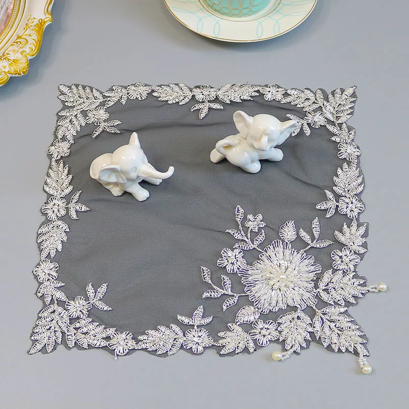 

Квадратный коврик для стола ручной работы с вышивкой из бисера