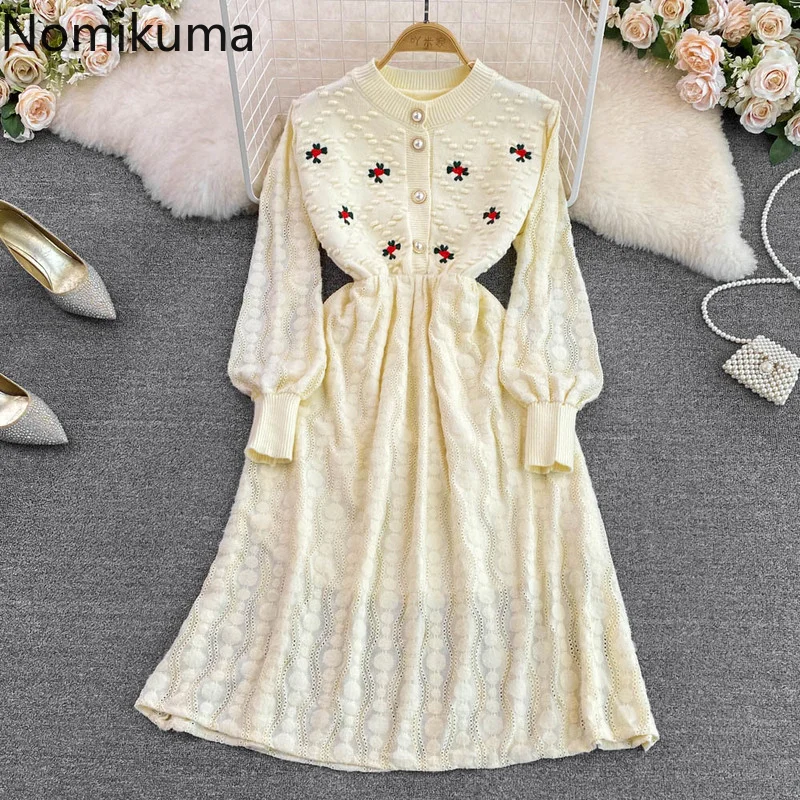 

Женское трикотажное платье с рукавами-фонариками и вышивкой