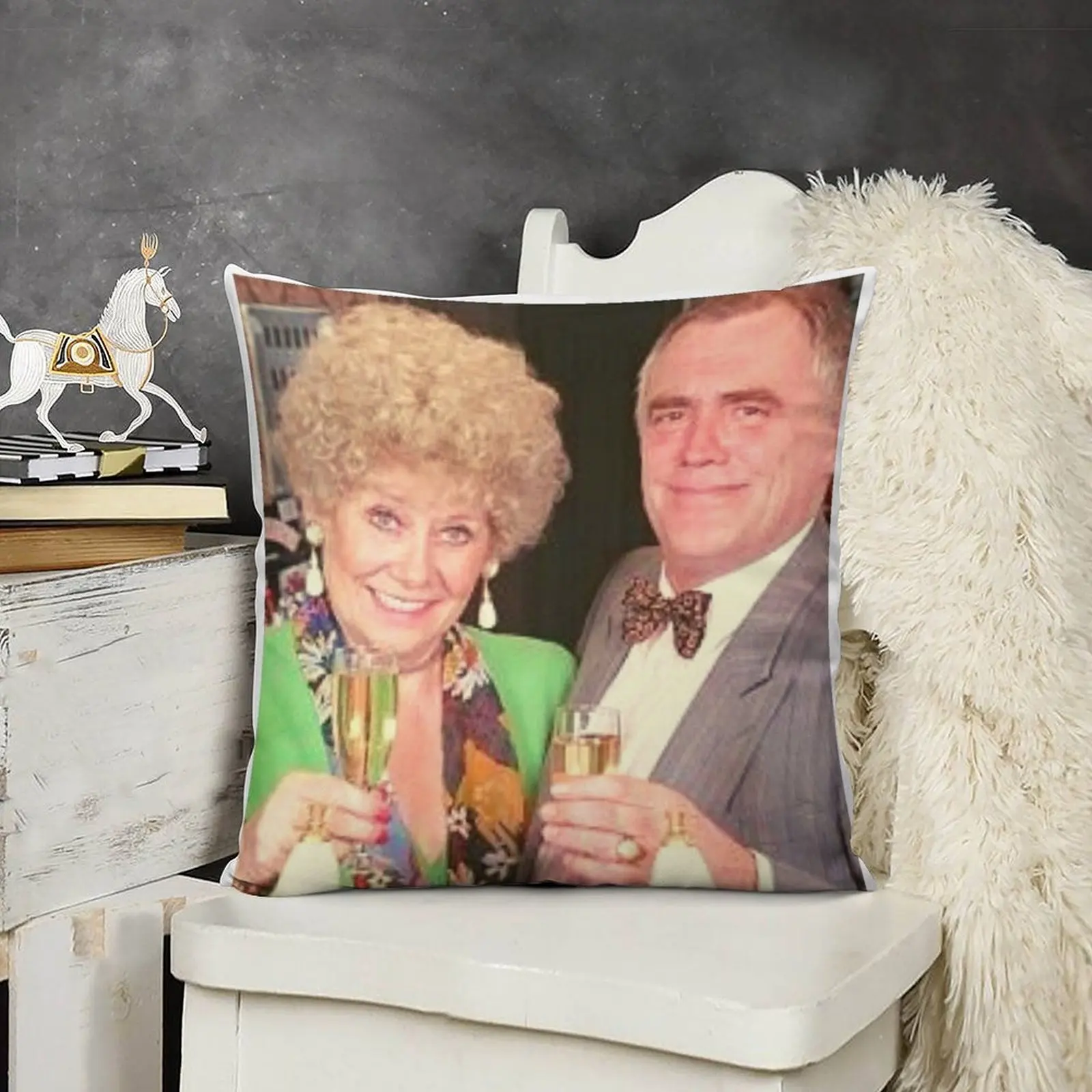 Декоративные подушки для дивана CORRIE LEGENDS: JACK AND VERA DUCKWORTH декоративные гостиной