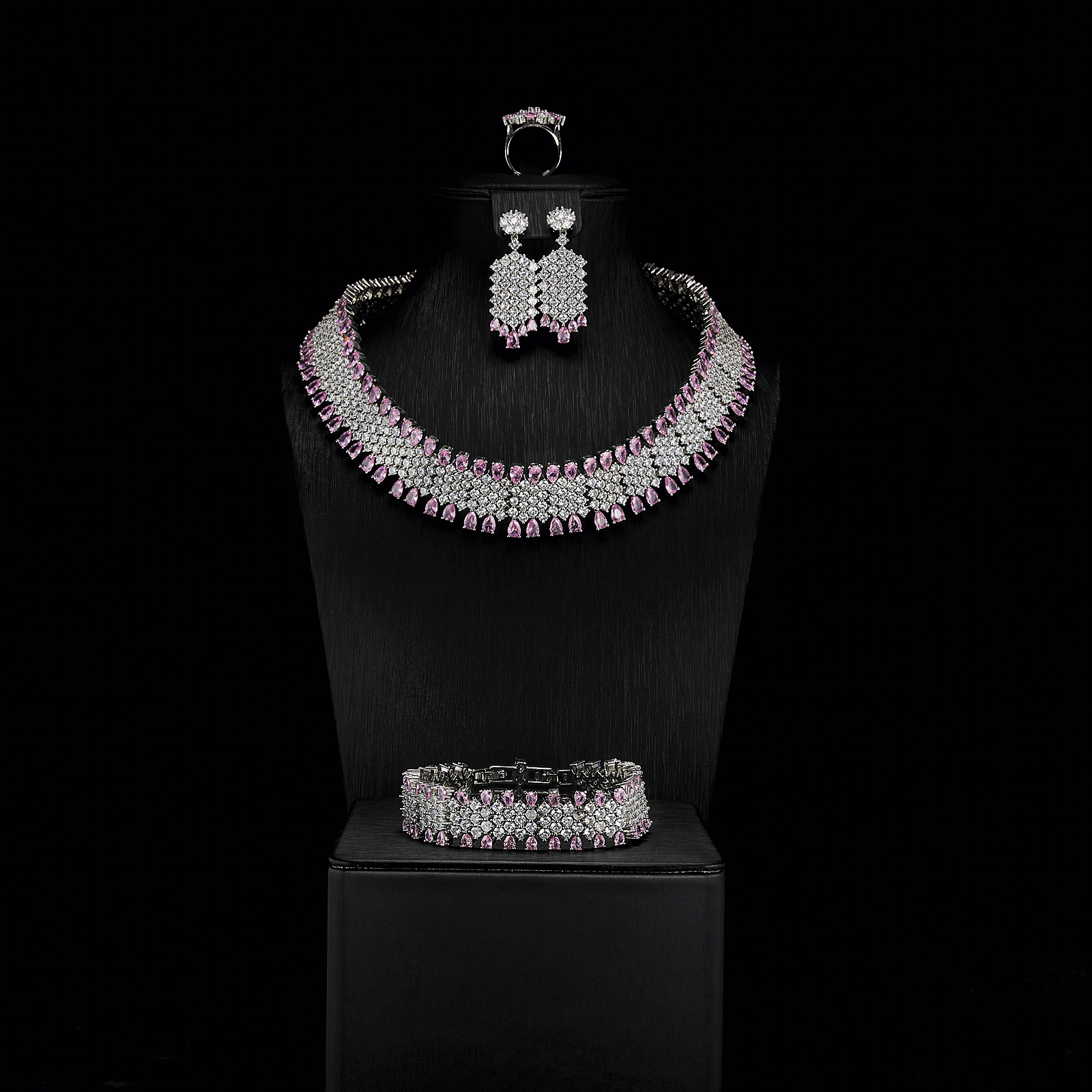 Комплект ювелирных изделий из кубического циркония