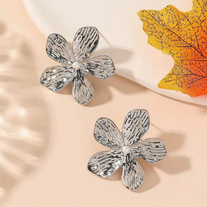 Винтажные большие серьги с металлической вставкой и жемчугом