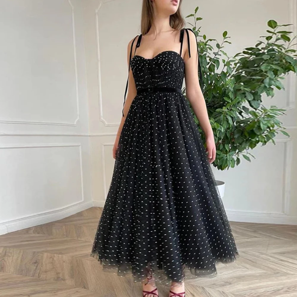 

Черные платья на бретелях-спагетти для торжественных вечеринок трапециевидного силуэта из тюля с ремнем в горошек с бантом на бретелях сва...