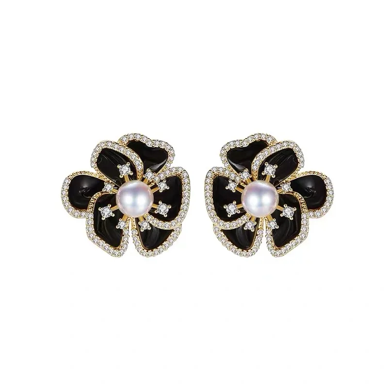 Серьги-гвоздики French sle Hepburn Sle с черной глазурью и бриллиантами жемчугом камелией