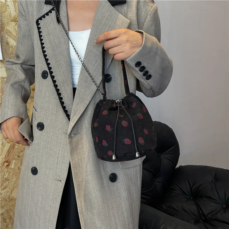 Женская вельветовая сумка-ведро с клубникой и ремешком-цепочкой модная сумка на