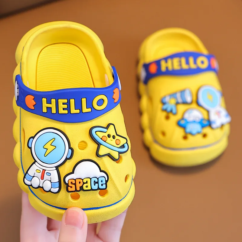 2023 New Summer Boys and Girls Hole Shoes Astronaut UFO Cartoon Kids Slippers Soft Bottom Children Indoor Slides Baby Sandals