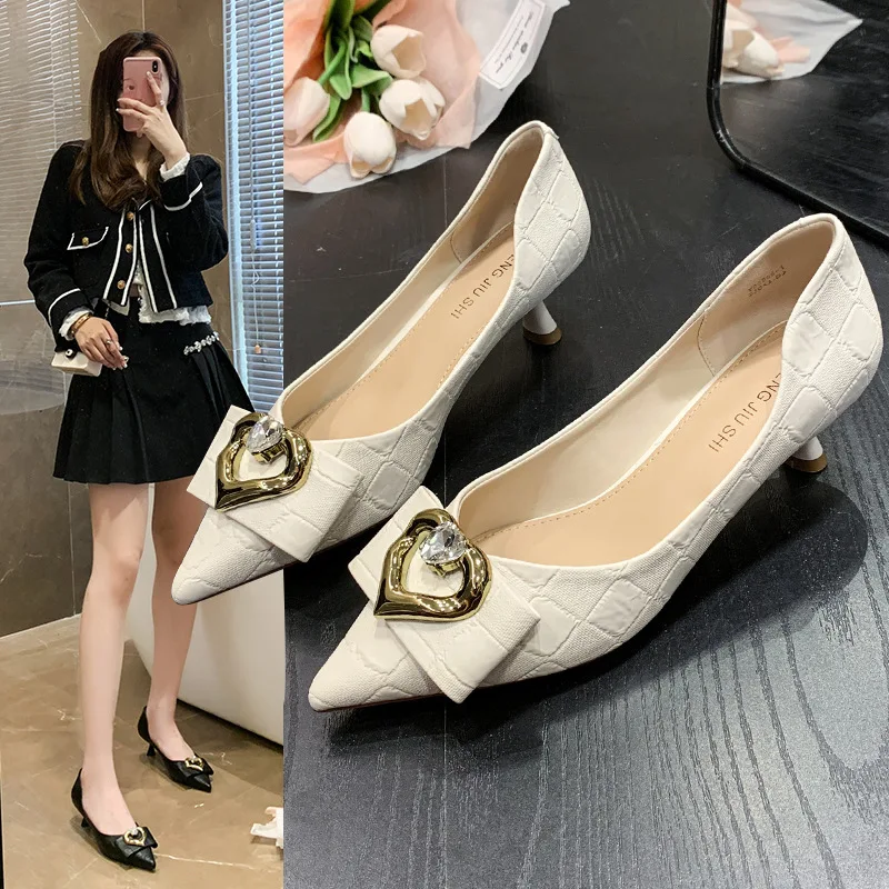 

Женские туфли на высоком каблуке, с острым носком и пряжкой