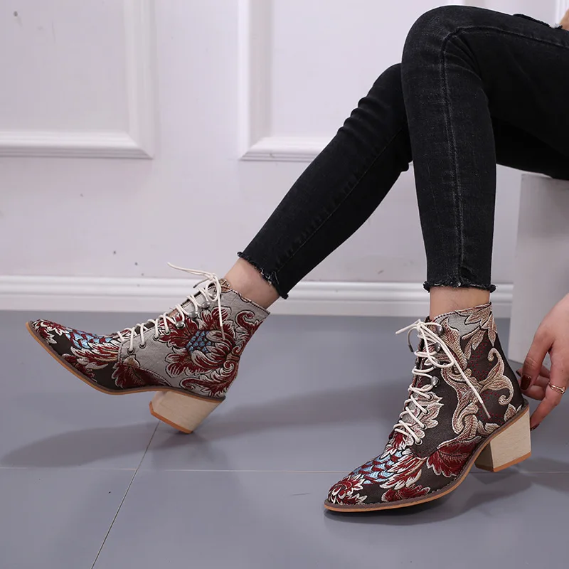 Retro Women's Martin Boots Embroidery Print Ankle Boots Pointed Toe Short Boots Fashion Frenulum Casual Shoes botas de mujer