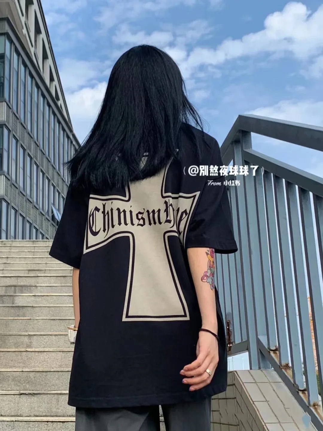 

Черная футболка оверсайз с коротким рукавом и графическим принтом