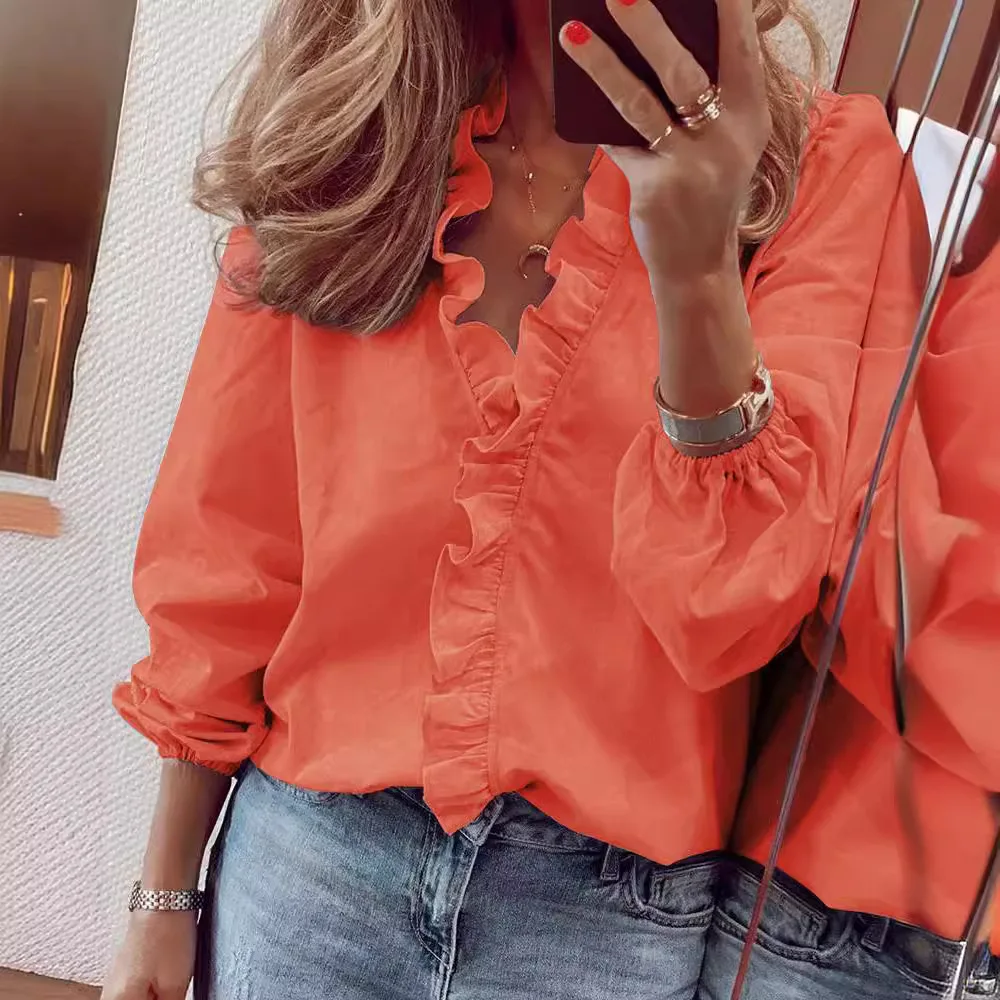 Женская рубашка с длинным рукавом оборками и V-образным вырезом