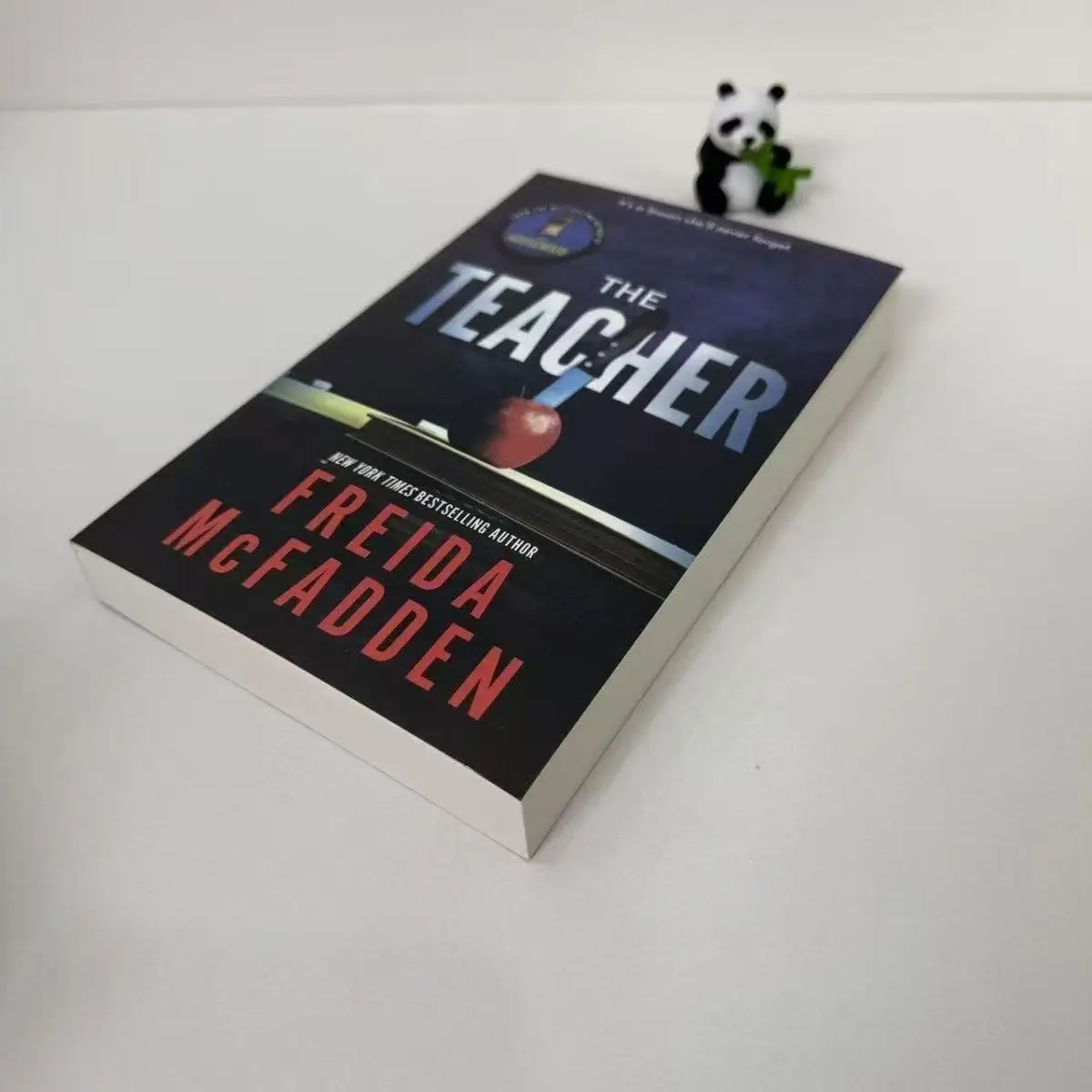 Фото «Учитель» Фриды Макфадден, книга в мягкой обложке на английском языке №2