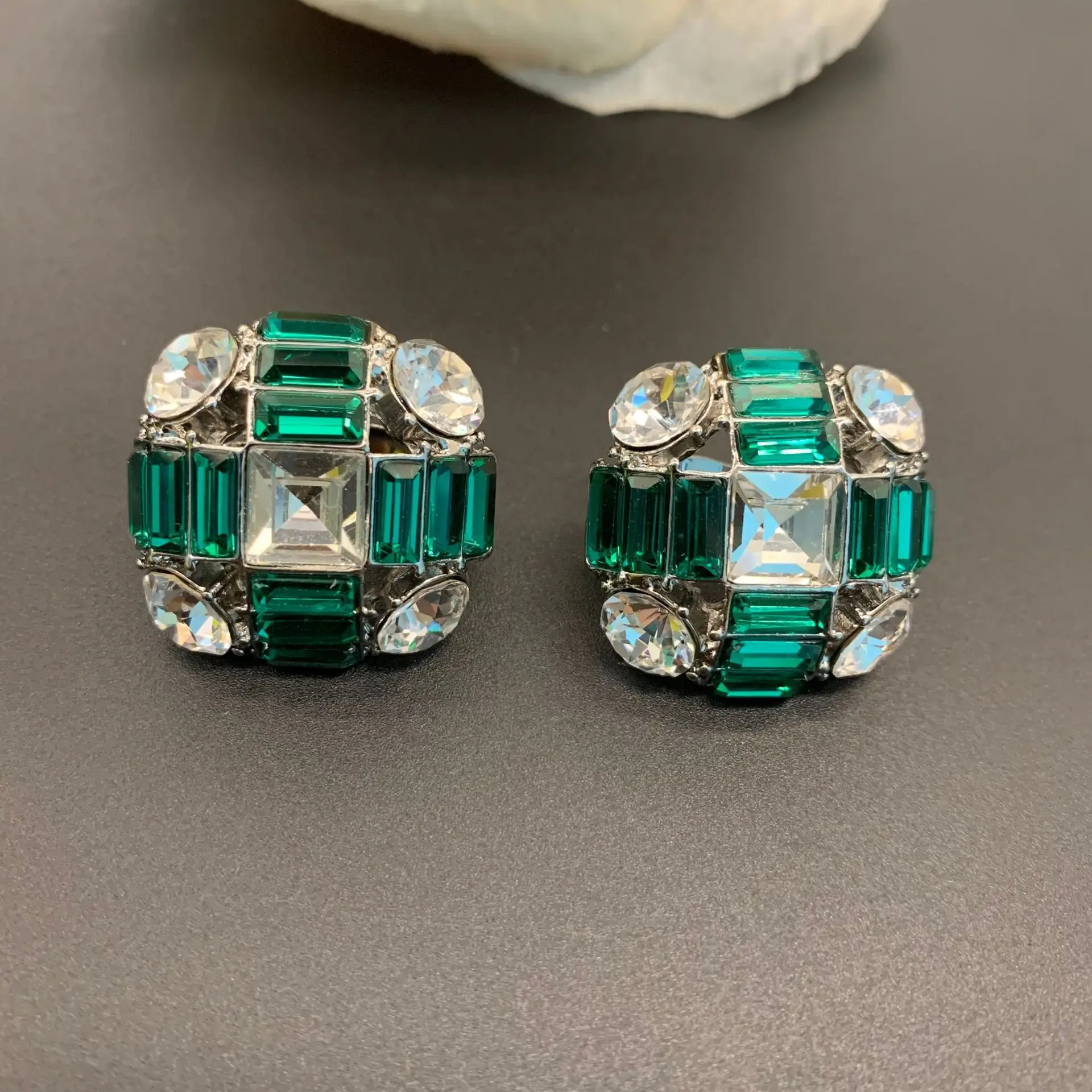 

Sweet cool luxury style green zircon vintage ear clips geometry classic fine jewelry