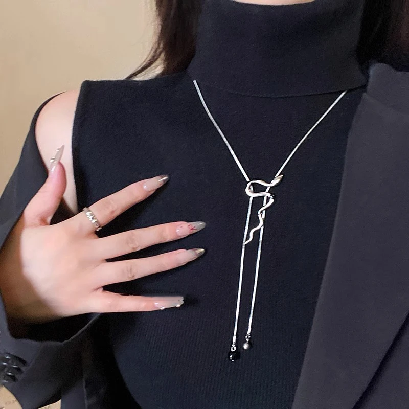 Длинное ожерелье с переплетенными змеями