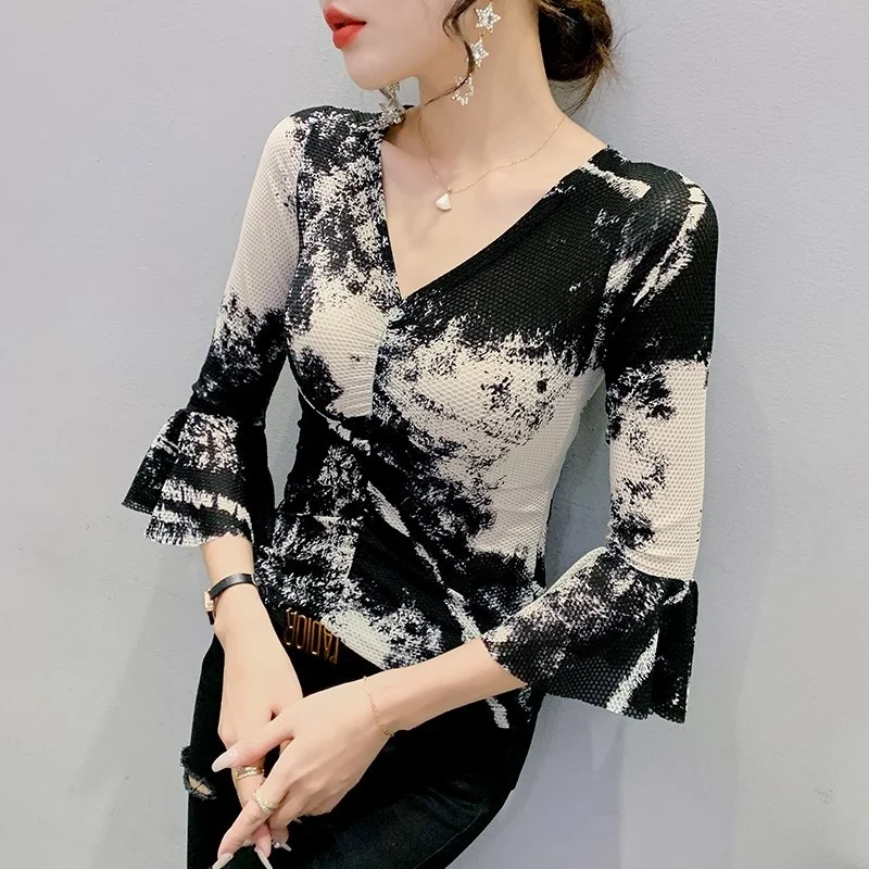 Женская футболка с V-образным вырезом и рукавом-бабочкой