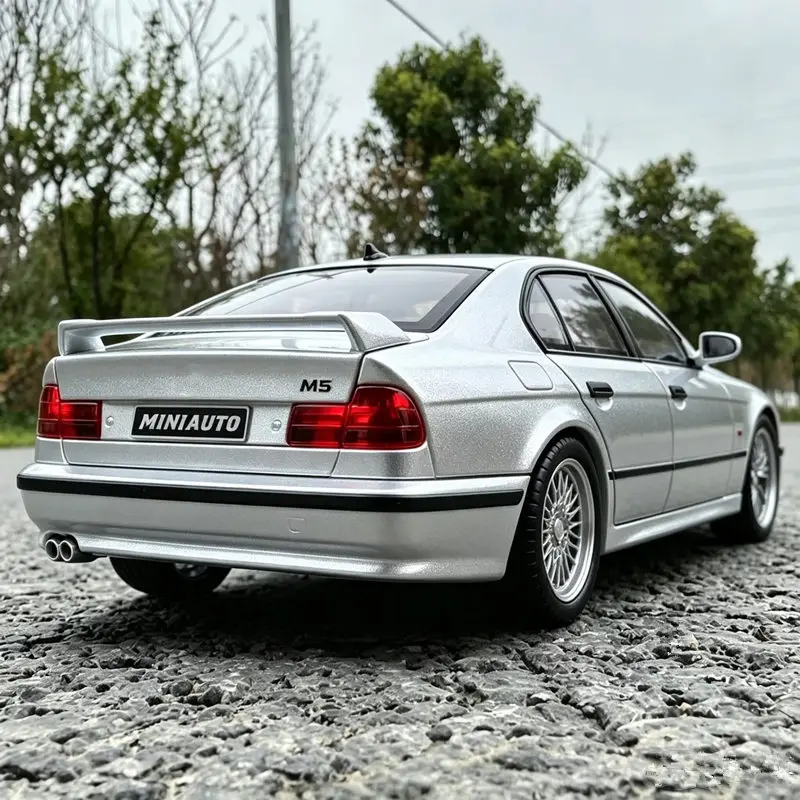 Фото Масштабная модель спортивного автомобиля BMW M5 E34 1989 года (1:24), литая из металла, классическая, с имитацией звука и света, игрушка для детей, подарок №1