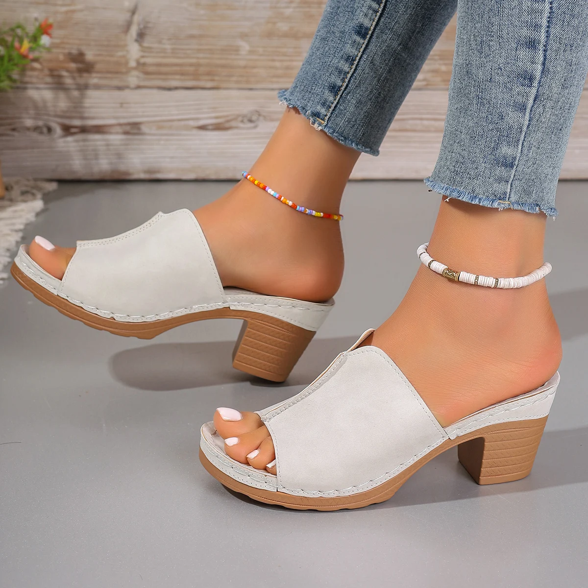 Шлепанцы женские на среднем каблуке массивные сандалии брендовые классические