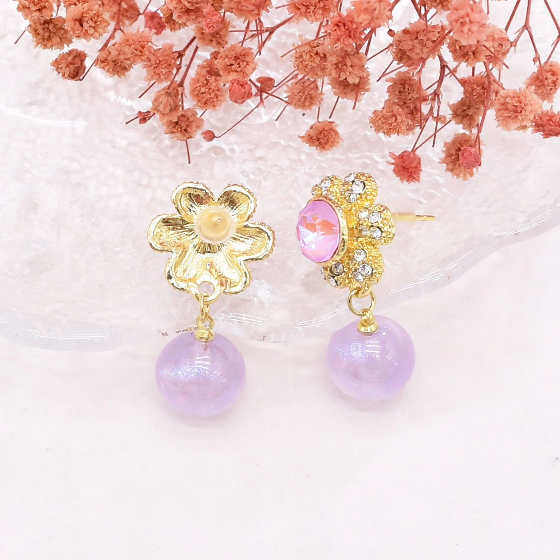 Женские серьги-подвески в виде сферических элементов