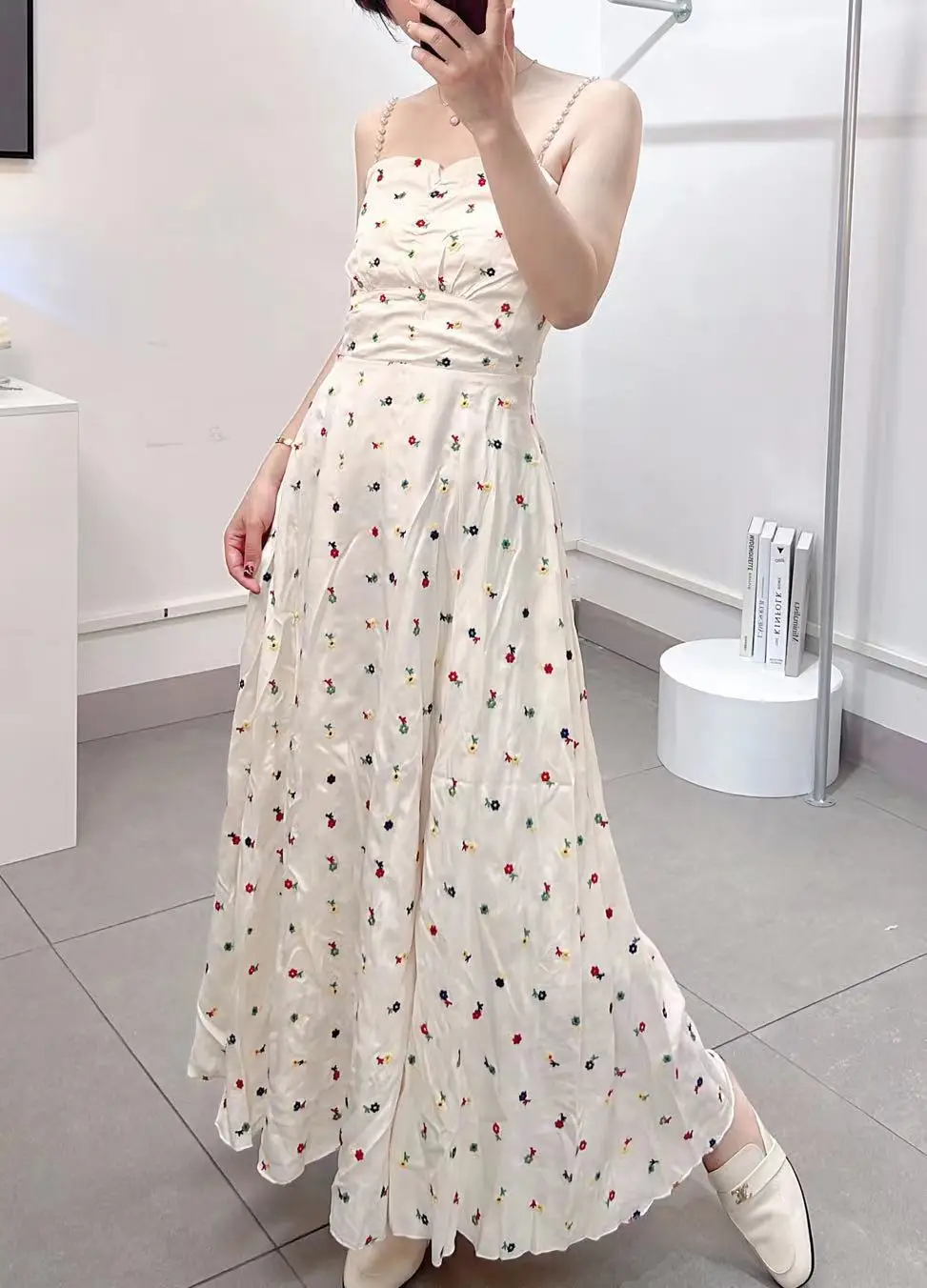 

Light Luxury Socialite French Unique Super Fairy Heavy Industry Lace Temperament Self-cultivation Inner Dress