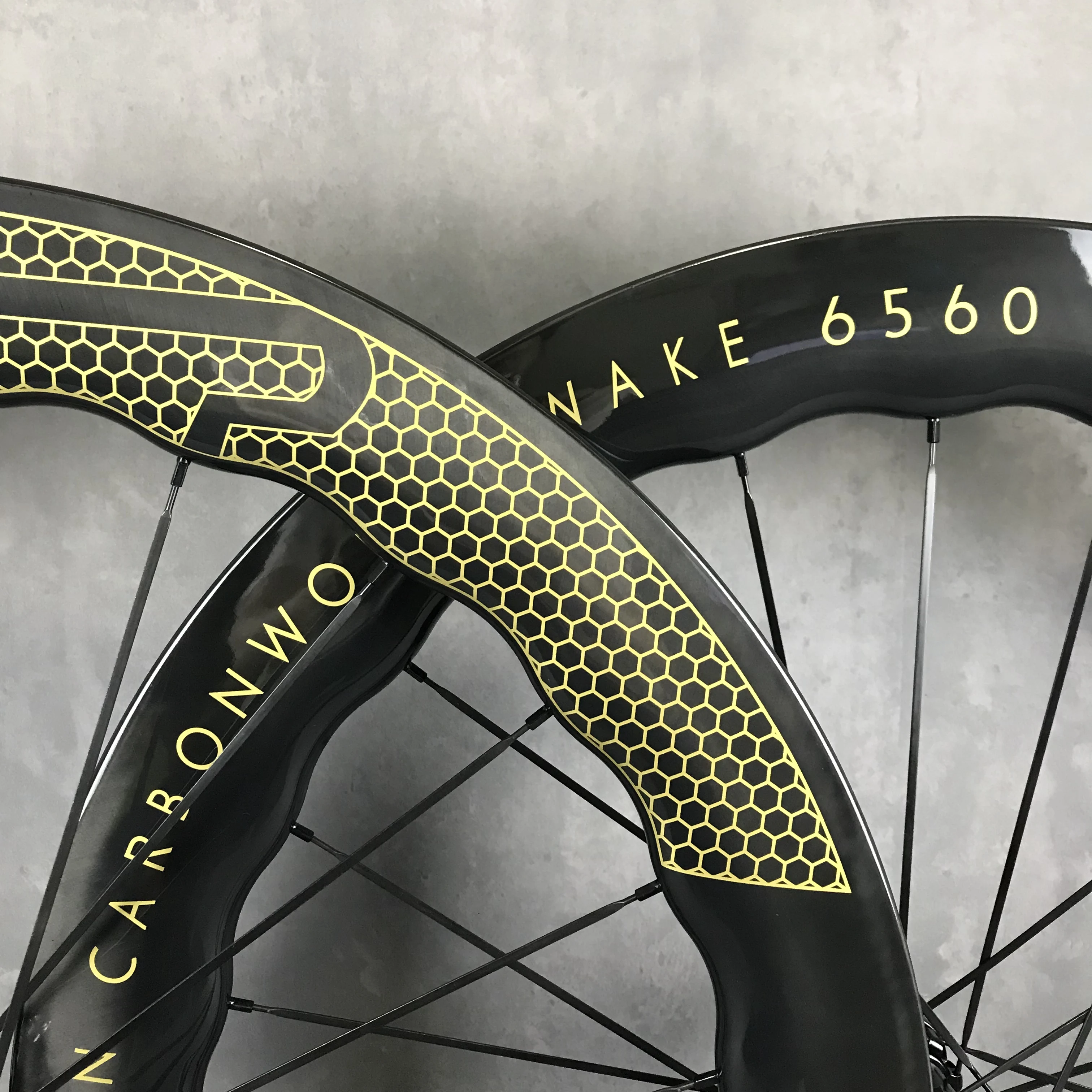 Дисковый тормоз клинчер бескамерный трубчатые колеса 700C UD глянцевый золотой