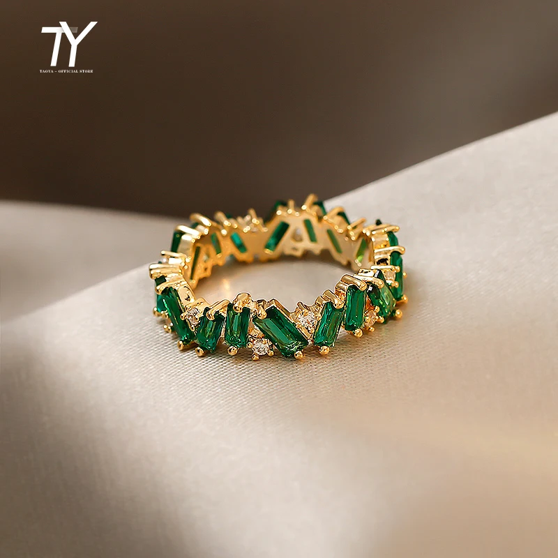Фото Роскошные кольца неправильной формы золотого цвета с зелеными кристаллами