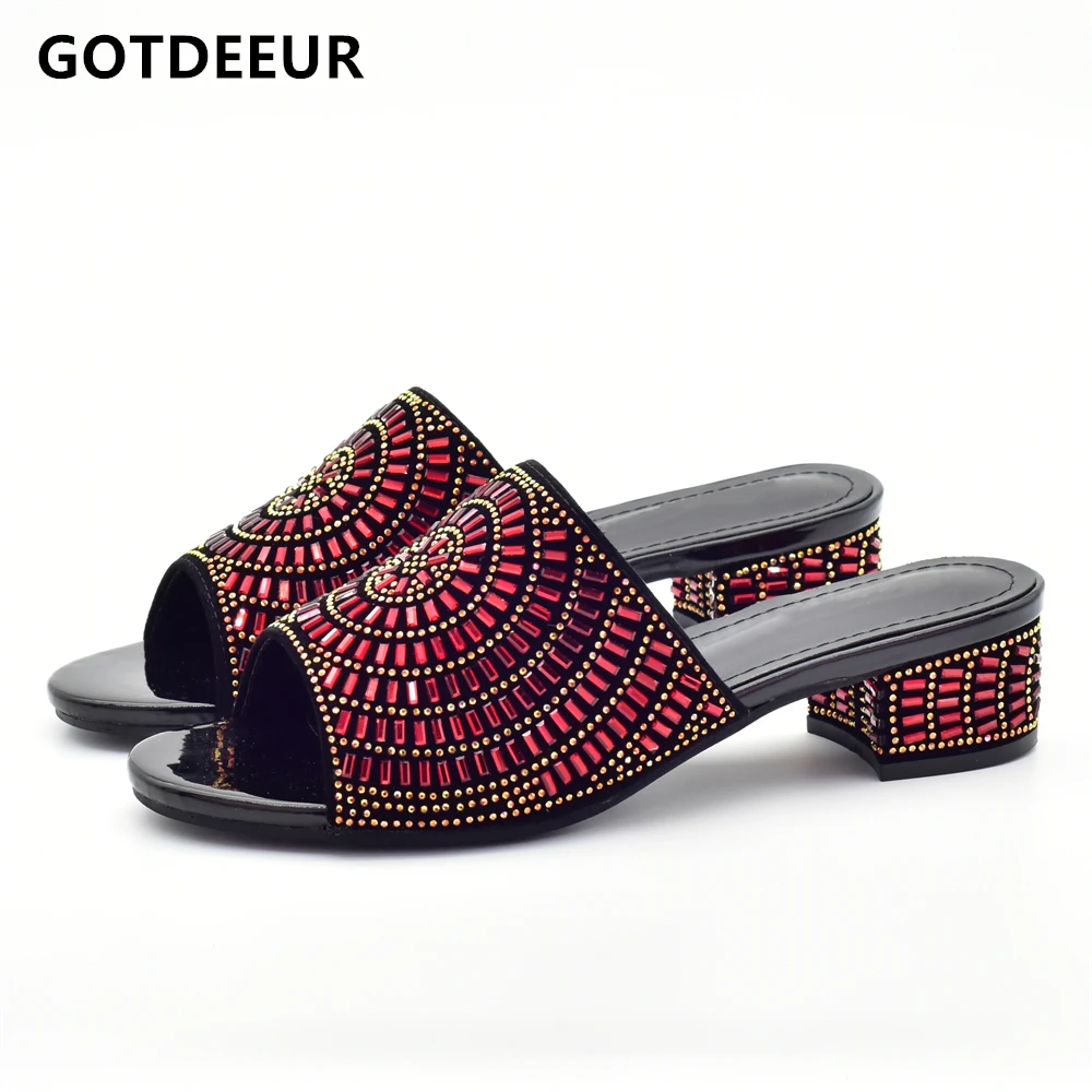 

Женские туфли-лодочки с ремешком на пятке, без застежки