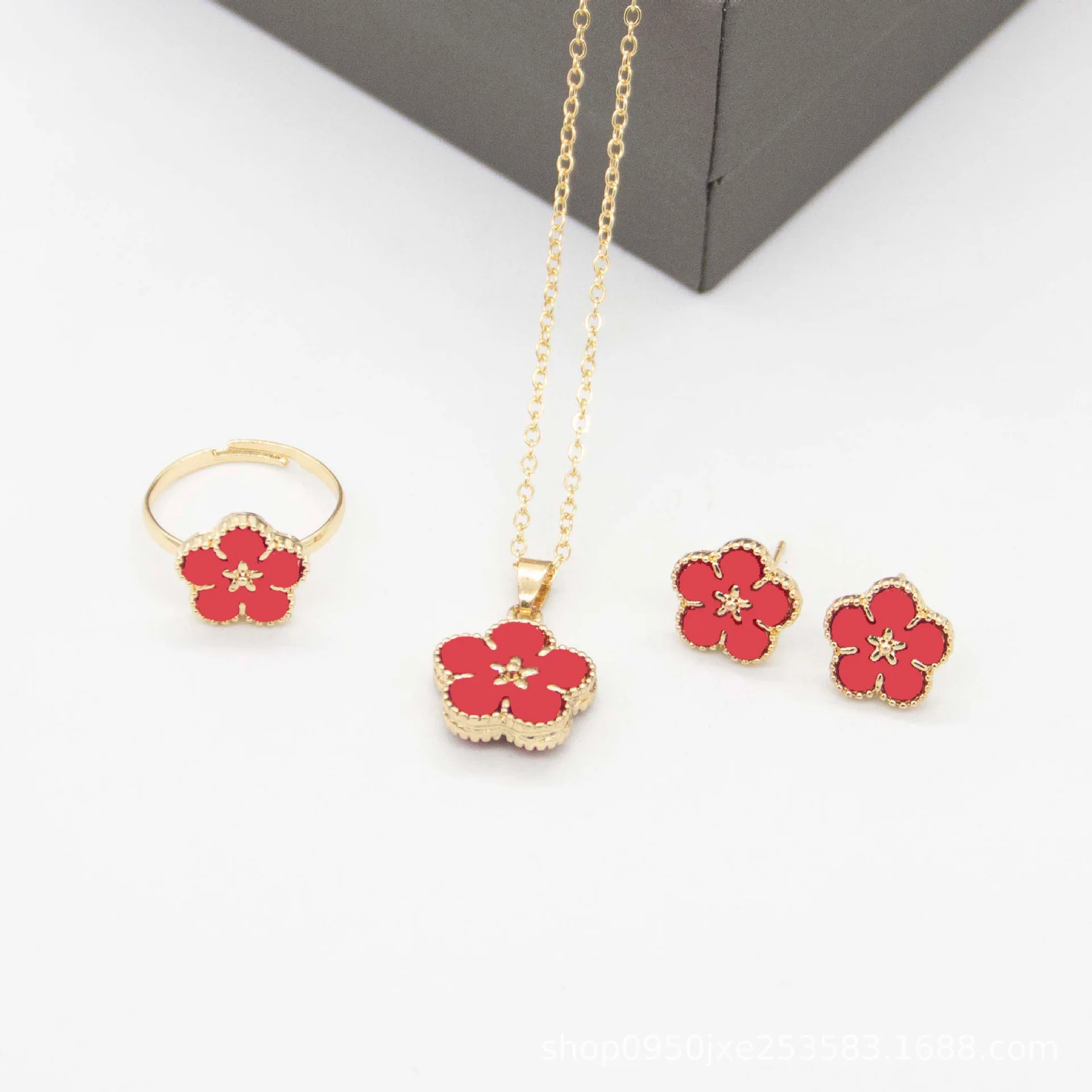 Комплект из колье серёг и кольца с цветочным принтом |