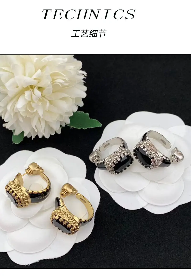 

Женские серьги из модного материала