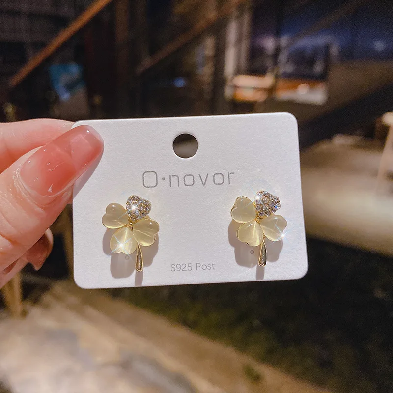 

95 Silver Needle Minority Design Four-leaf Petal Earrings Ladies Super Sensen Opal Joker Earrings Earrings Earrings for Women