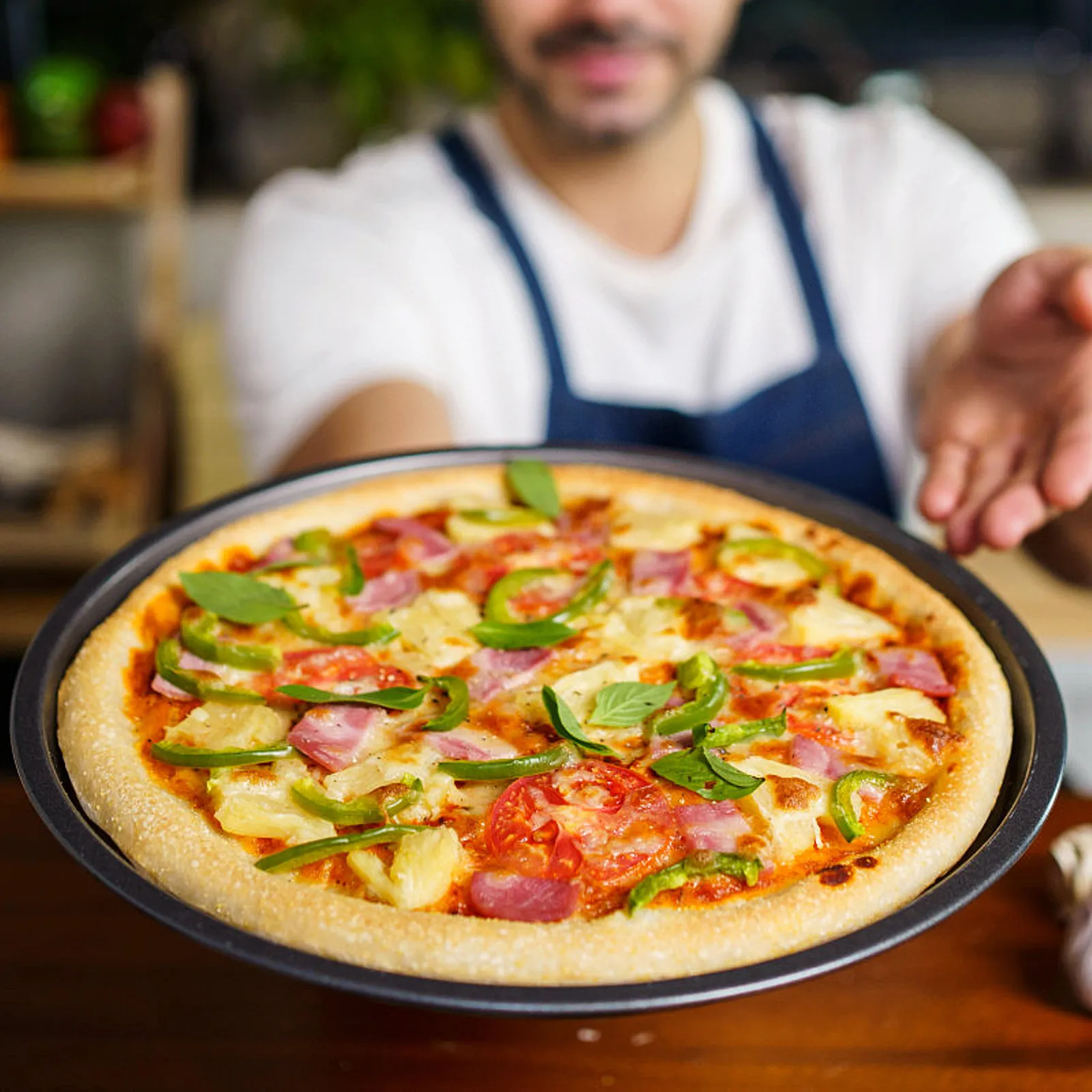 Фото Круглая форма для пиццы из углеродистой стали с антипригарным покрытием, прочная, для выпечки пиццы, тортов, сэндвичей, стейков, сосисок, для ежедневного использования №1