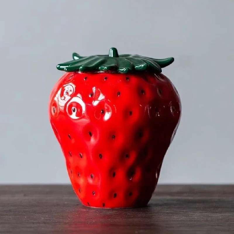 

Керамическая чайница с клубничкой