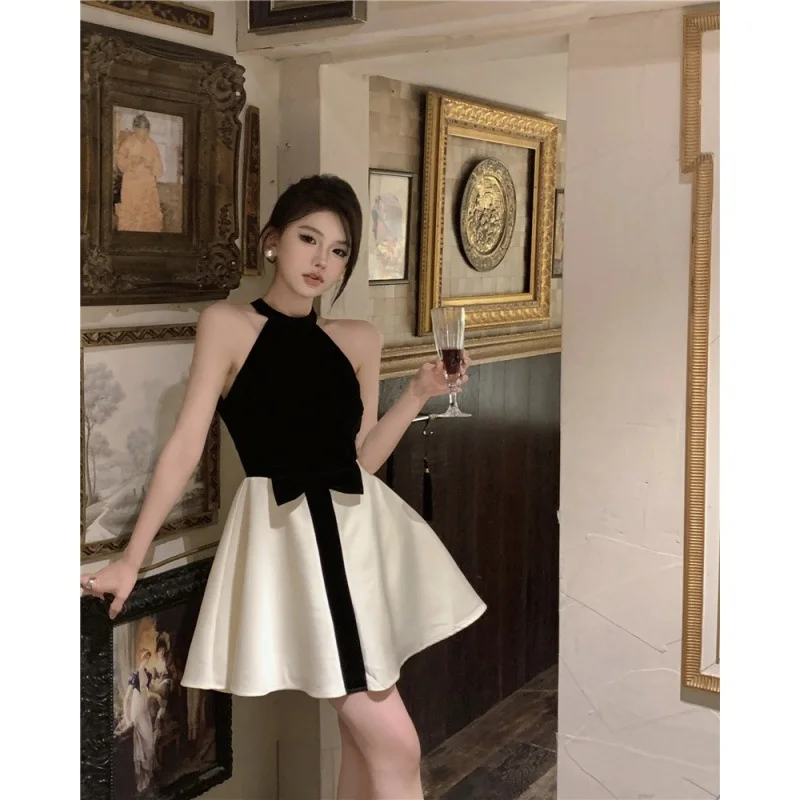 

2023 French niche style temperament sleeveless women summer sexy shoulder hanging neck small black dress women's clothing trend