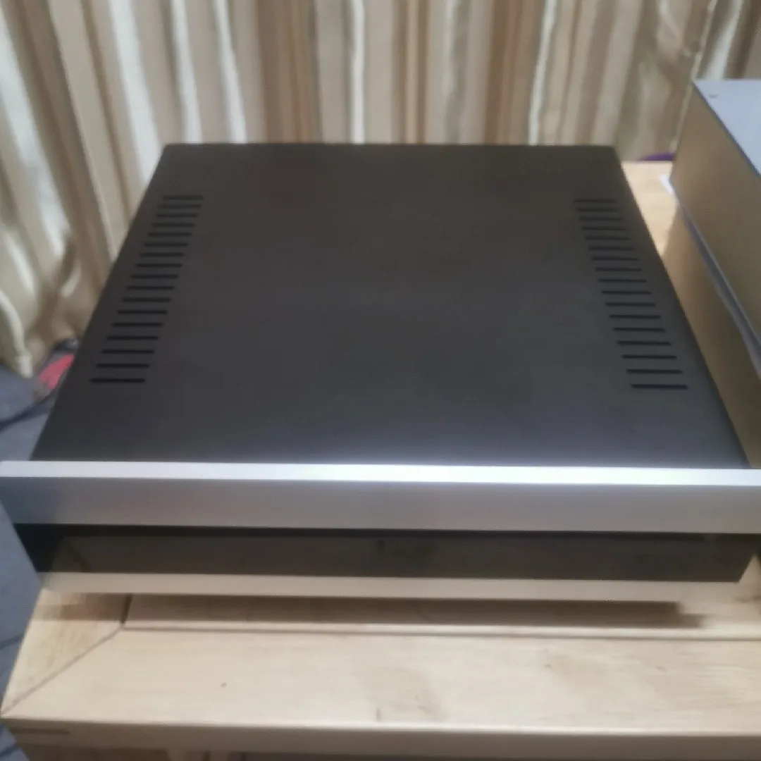 Одиночный источник питания для цифрового вещания SR-100