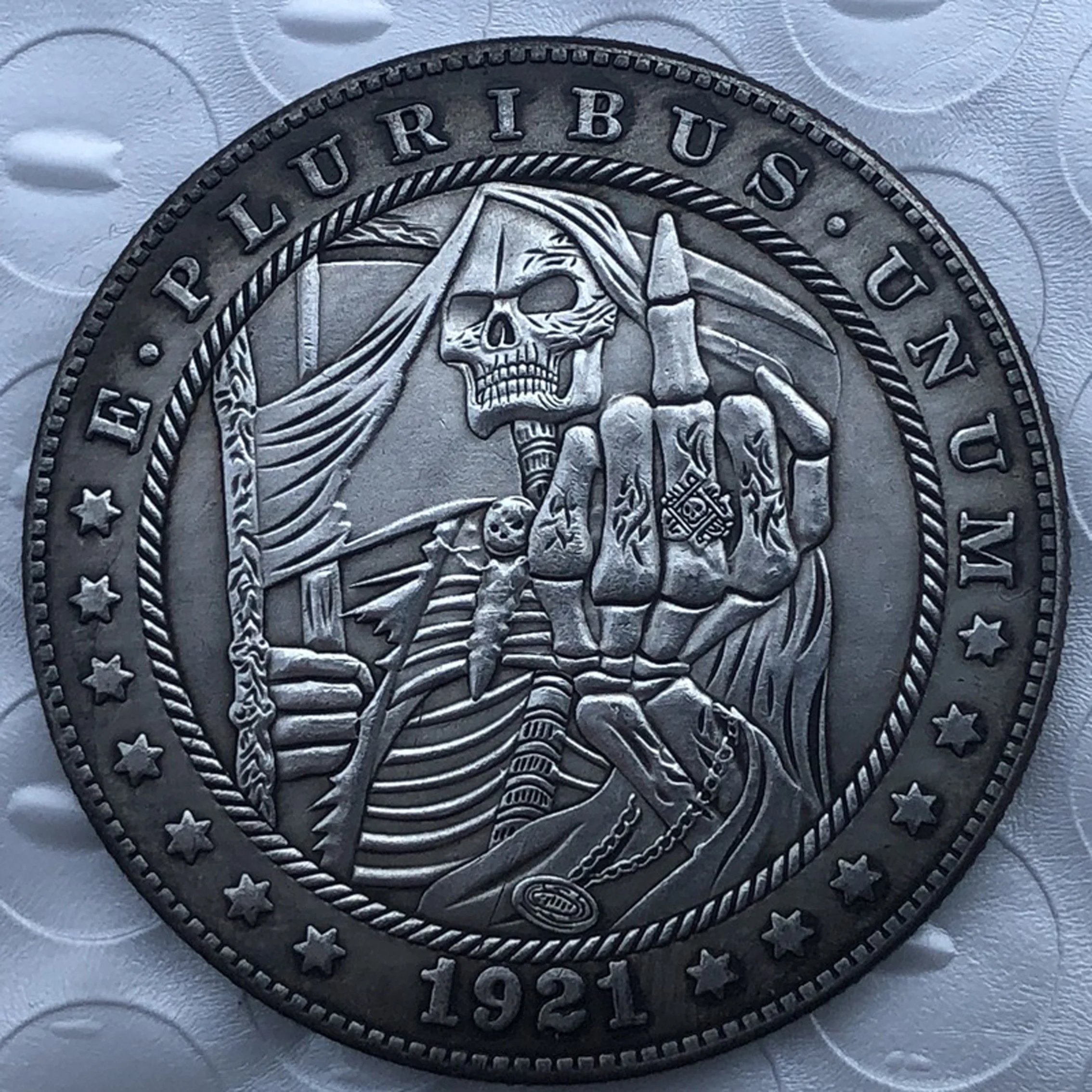 

Skull Middle Finger Pattern 38mm Coin Hobo Hand Polished Magic Props Birthday Gifts Home Decor Collectibles