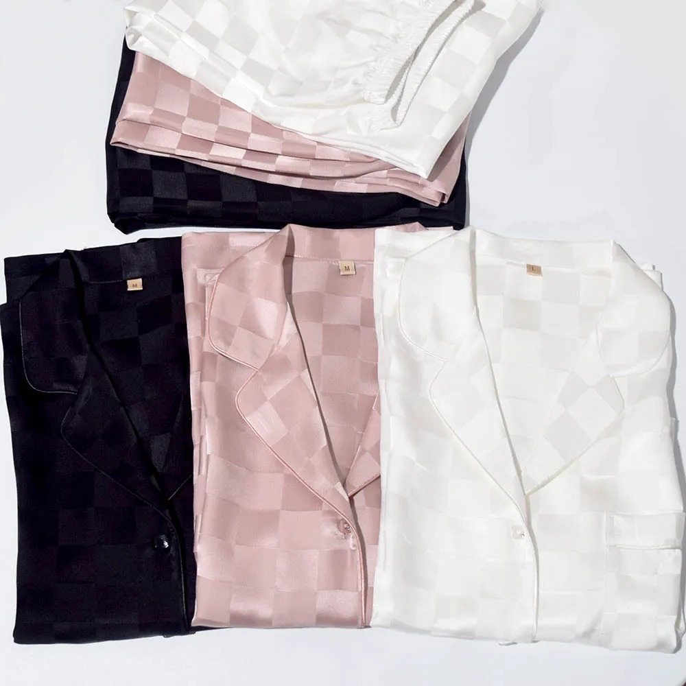 Рисунок 4 - Женская шелковая пижама в клетку