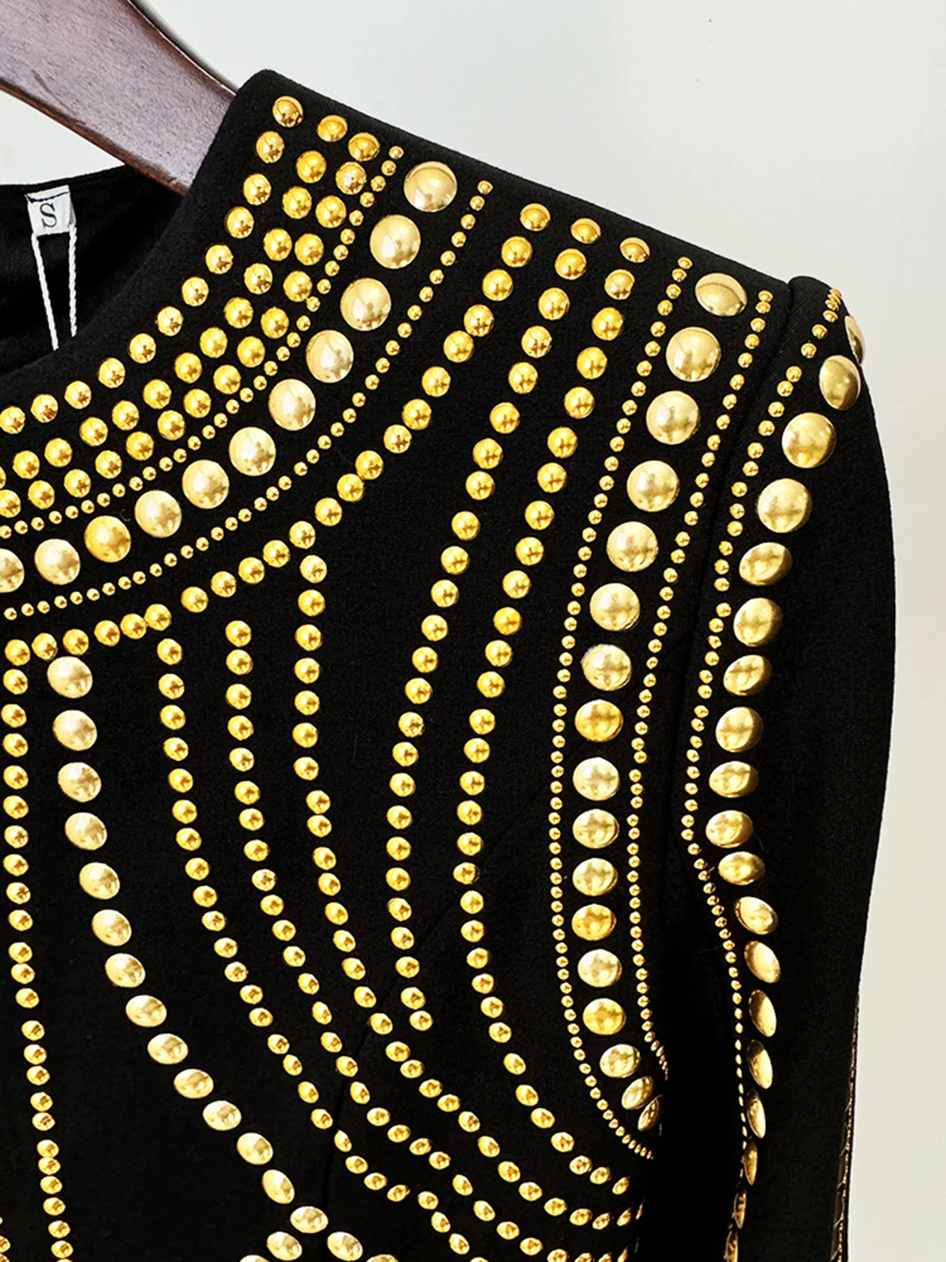 Высокое качество 2024 осенне-зимнее новое женское модное черное мини-платье