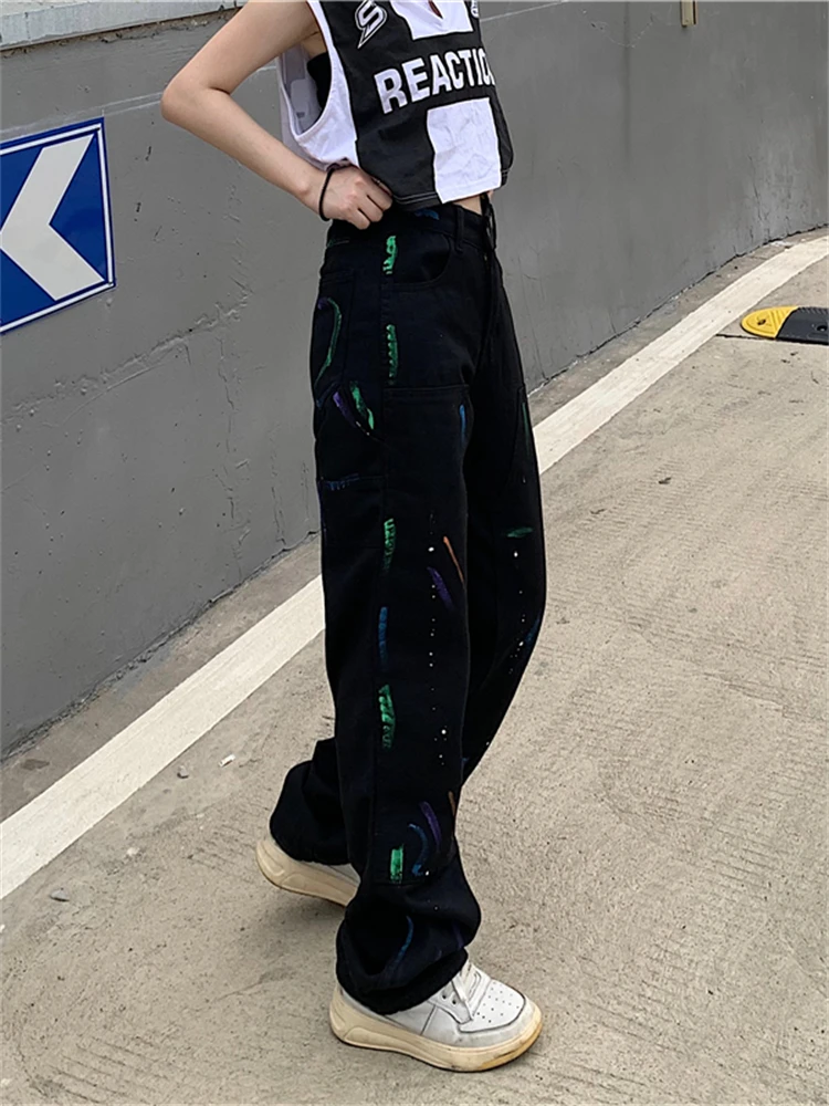 

Черные женские джинсы с высокой талией и широкими штанинами