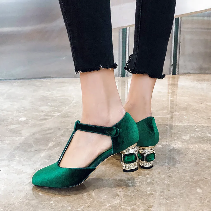 

Женские босоножки на квадратном каблуке 6 см, с острым носком