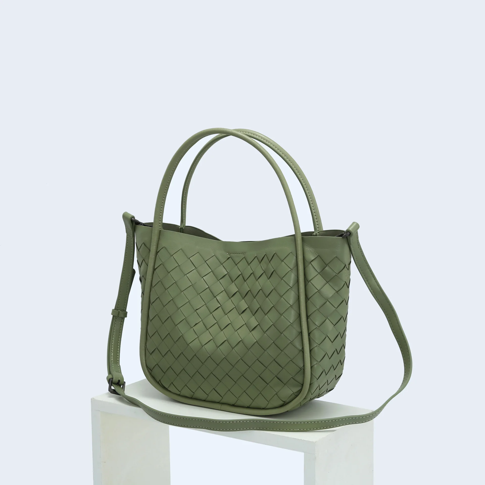 2023 new soft sheepskin hand-woven handbag shoulder crossbody bag fashion leather women's bag