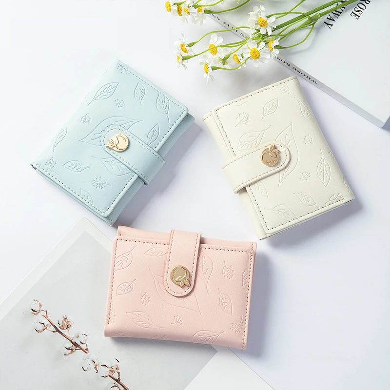 

2023 New Style Small Fresh Embossed Leaves Three Fold Student Wallet Multi Card Slot Large Capacity Short Ladies Wallet Purse