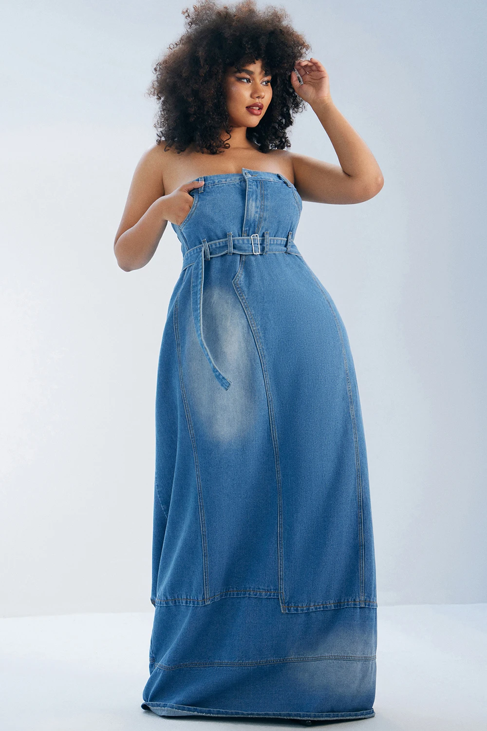 Женское длинное платье больших размеров 2024 осенне-зимнее с поясом и открытыми