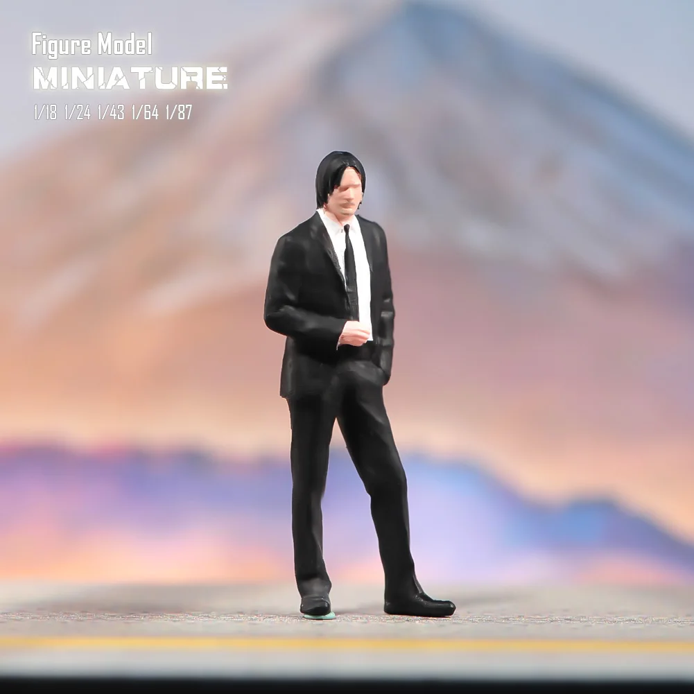 Миниатюрная фигурка человека в очках