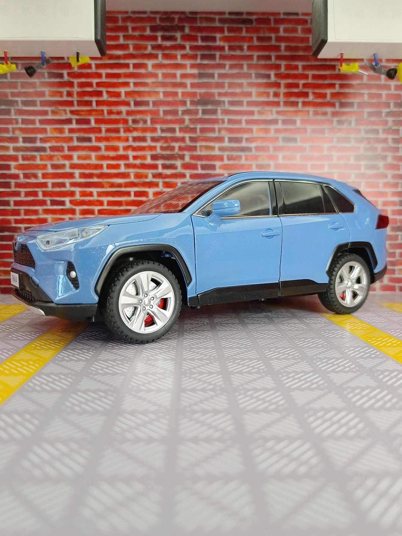 Фото Модель автомобиля Toyota RAV4 из сплава металла в масштабе 1:24, двери, передний капот и багажник открываются, со звуковыми и световыми эффектами. №4